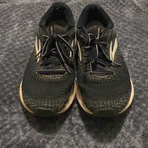 Black Brooks Revels size woman’s 7
